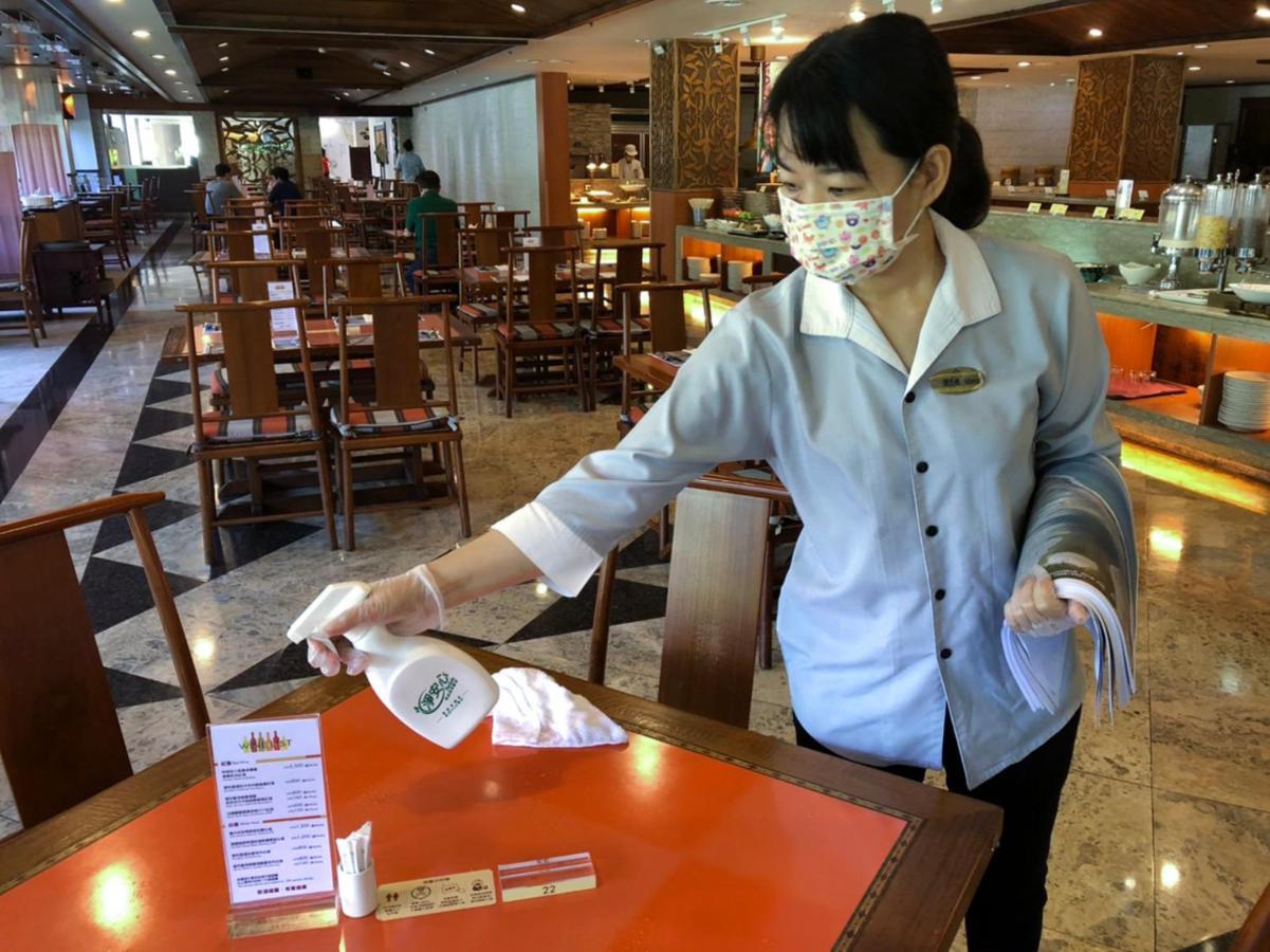 Hotel Royal Chihpin Wenquan Zewnętrze zdjęcie A restaurant employee wearing a face mask and gloves in Jakarta, Indonesia