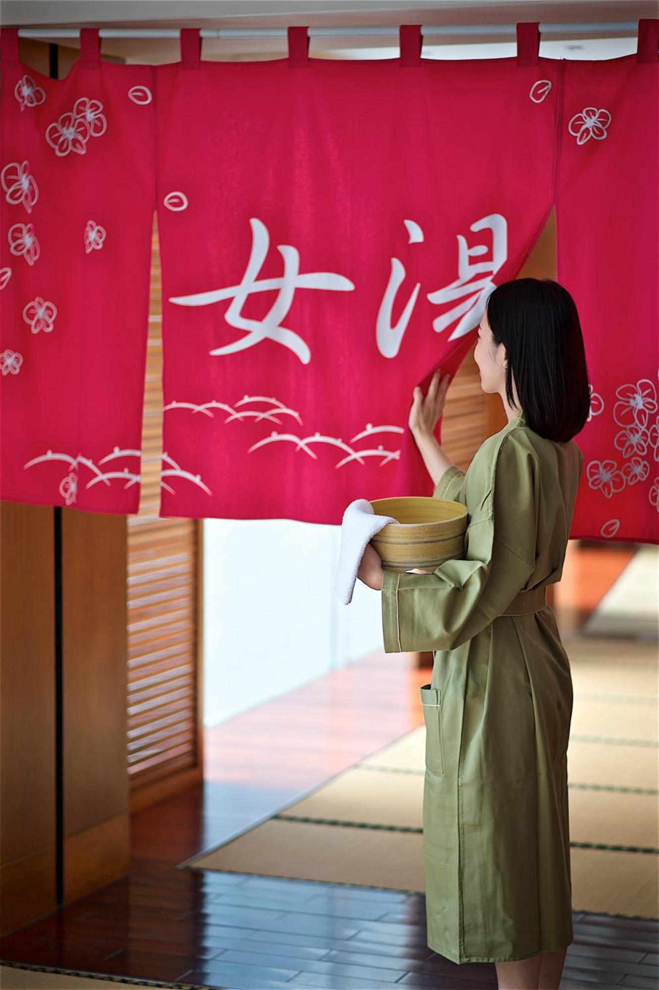 Hotel Royal Chihpin Wenquan Zewnętrze zdjęcie A woman in a yukata