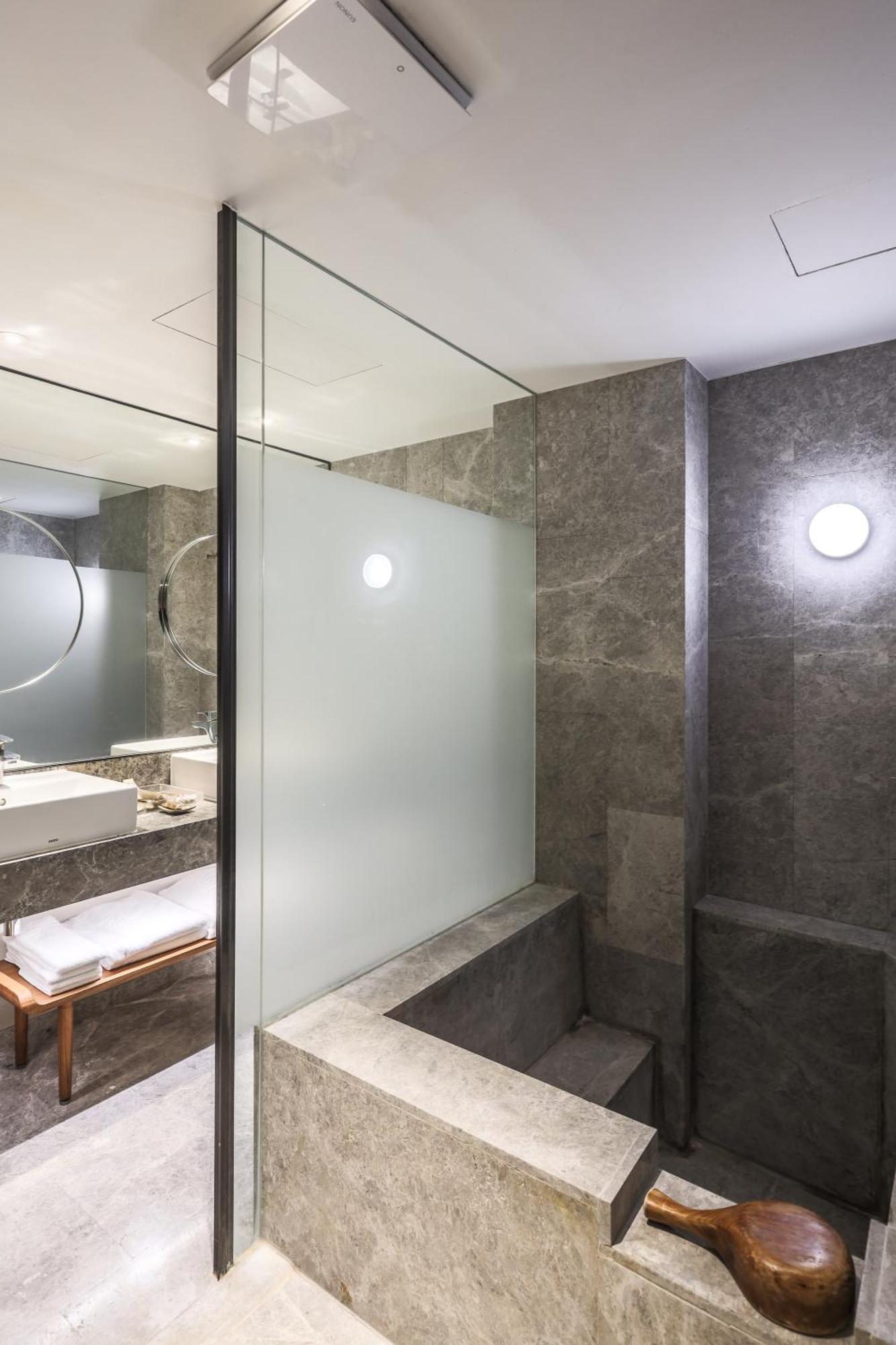 Hotel Royal Chihpin Wenquan Zewnętrze zdjęcie A bathroom with a glass shower enclosure