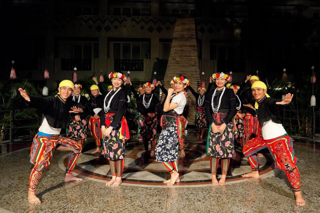 Hotel Royal Chihpin Wenquan Zewnętrze zdjęcie The Tausug people of Sulu, Philippines, performing the Tausug dance.