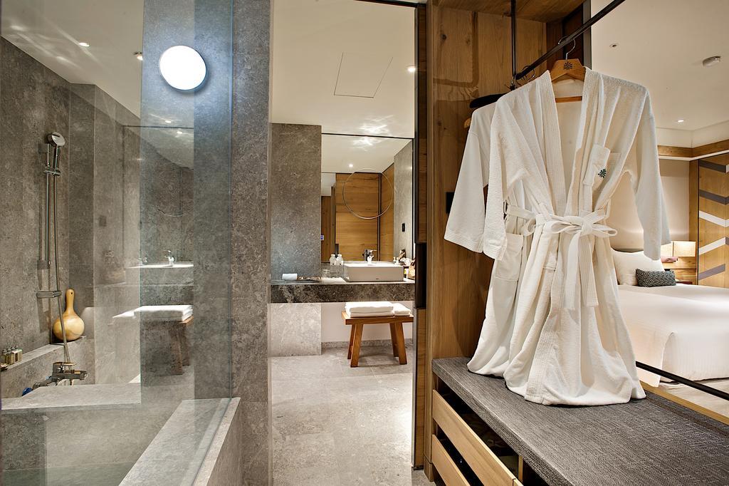Hotel Royal Chihpin Wenquan Zewnętrze zdjęcie A bathrobe hanging on a bathroom door