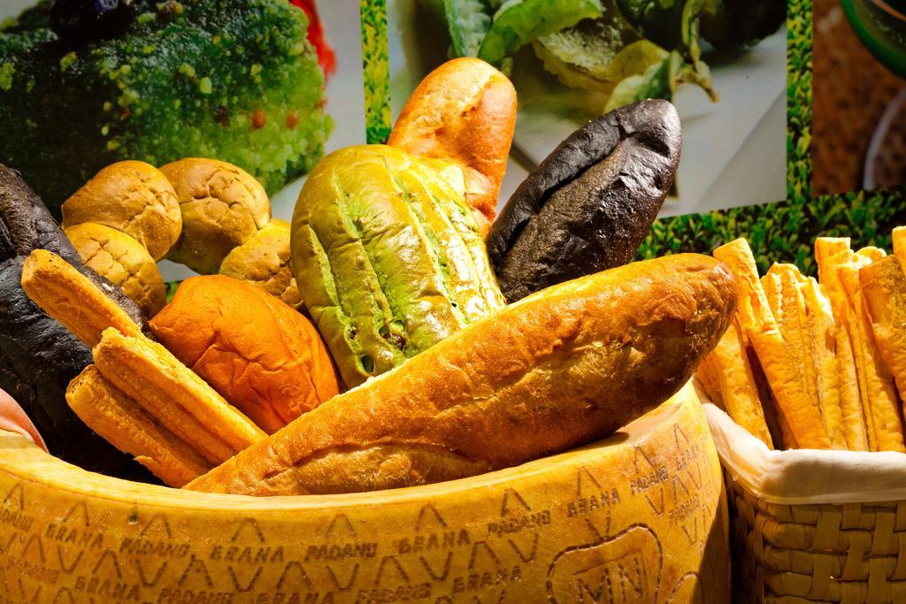 Hotel Royal Chihpin Wenquan Zewnętrze zdjęcie A selection of Italian bread